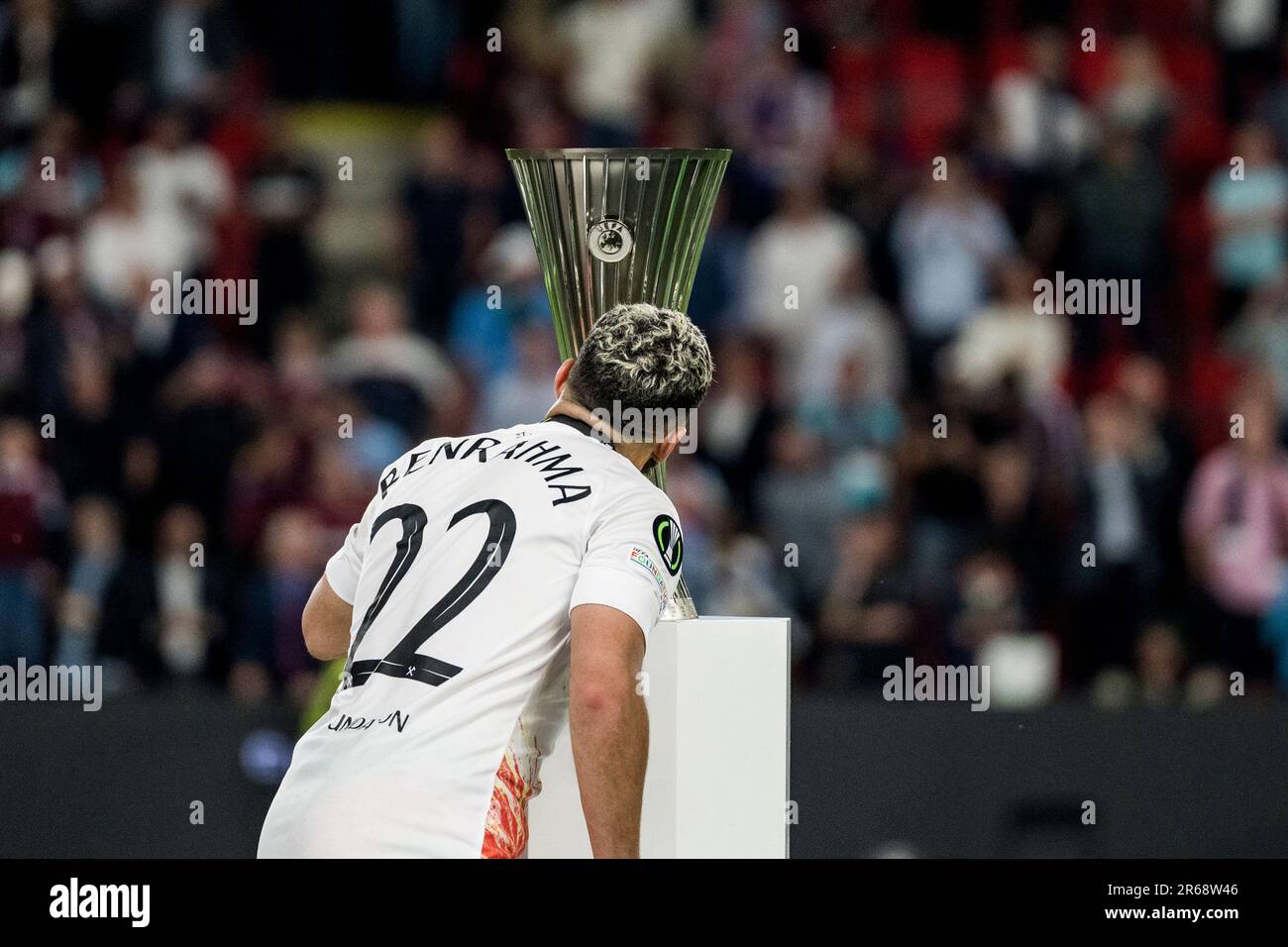 Praga, Repubblica Ceca. 07th giugno, 2023. Ha detto Benrahma (22) di West Ham United bacia il trofeo durante la finale della UEFA Europa Conference League tra Fiorentina e West Ham United all'Eden Arena di Praga. Credit: Gonzales Photo/Alamy Live News Foto Stock