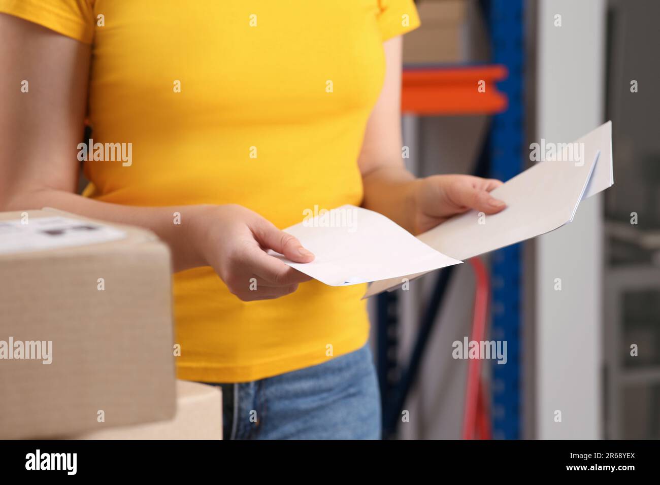 Addetto all'ufficio postale con buste all'interno, primo piano Foto Stock