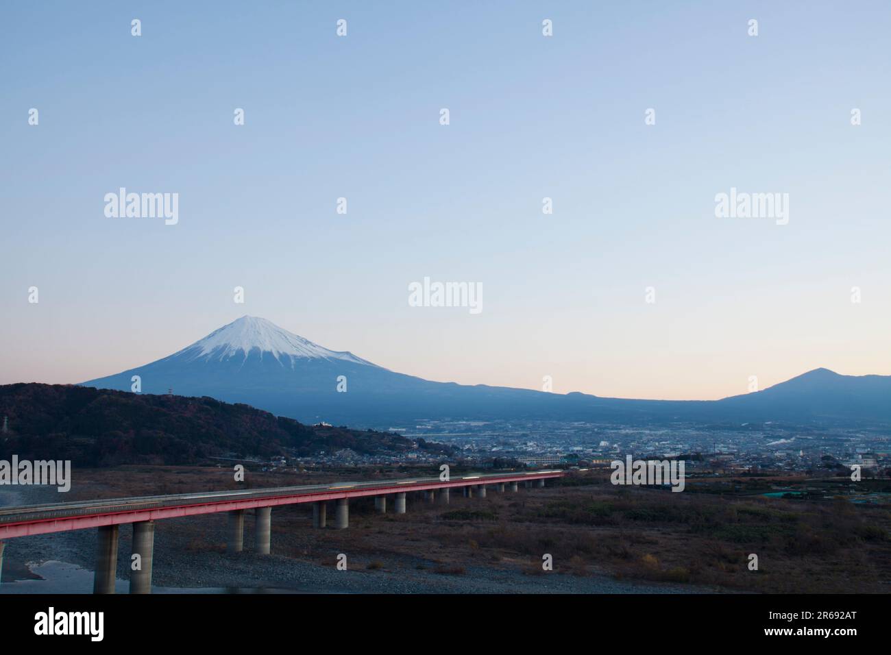 Fuji e il ponte Tomei Expressway prima dell'alba Foto Stock