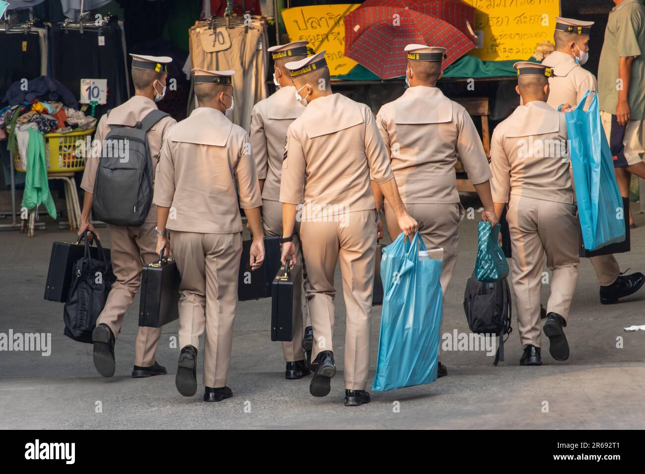 SAMUT PRAKAN, THAILANDIA, MAR 03 2023, i marinai in uniforme Royal Thai Navy trasportano il bagaglio Foto Stock