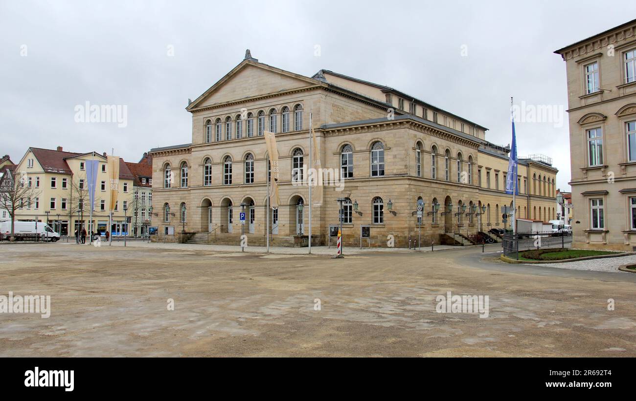 Landestheater, a Schlossplatz, vista sul pomeriggio invernale senza neve dalla terrazza dell'Arkaden, Coburg, Germania Foto Stock