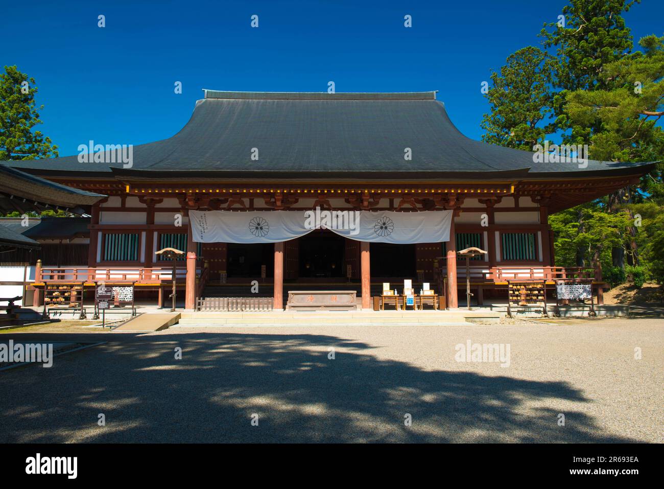 Sala principale del tempio di Motsu-ji in autunno Foto Stock