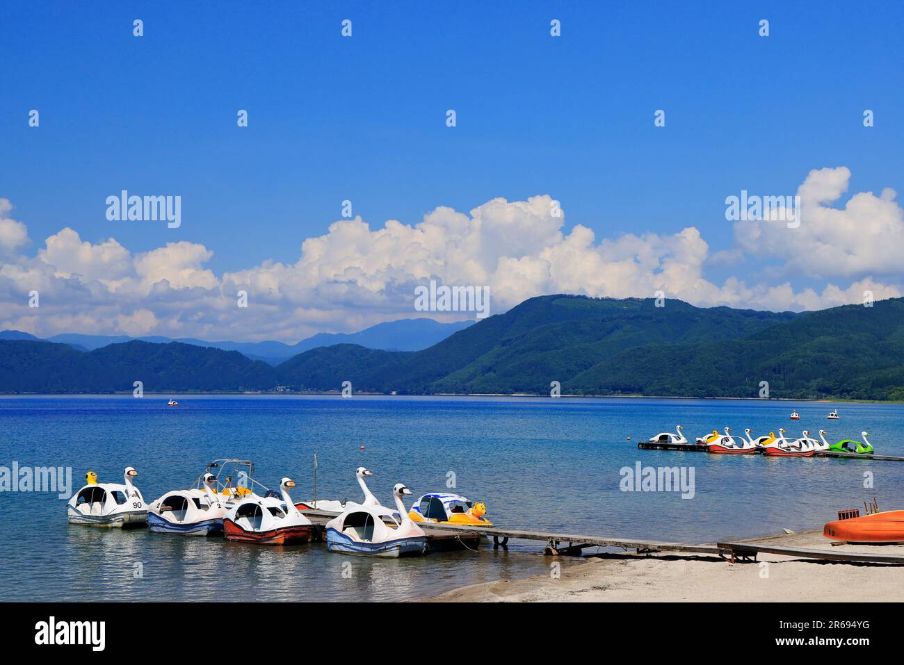 Lago Tazawa e Swan Boat Foto Stock