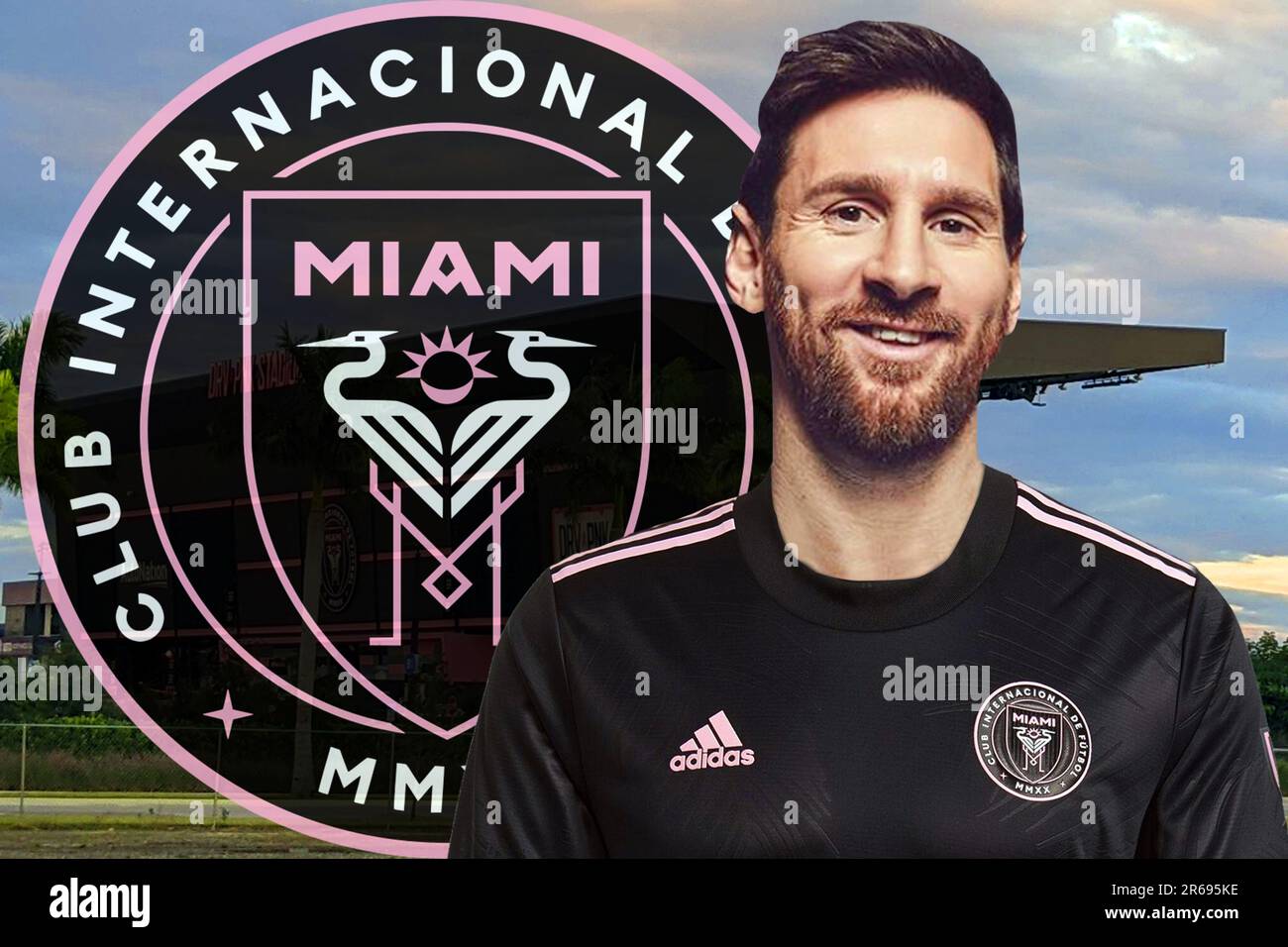 Lionel messi con la maglia Inter Miami, lo scudo e lo stadio sullo sfondo Foto Stock