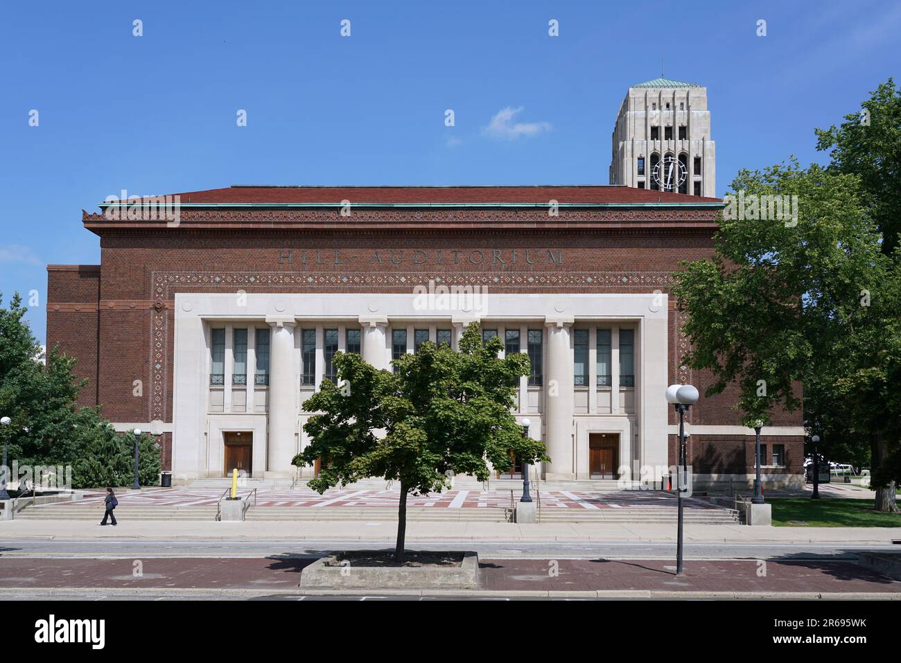 Campus dell'Università del Michigan, Ann Arbor, con un grande auditorium e una torre dell'orologio Foto Stock