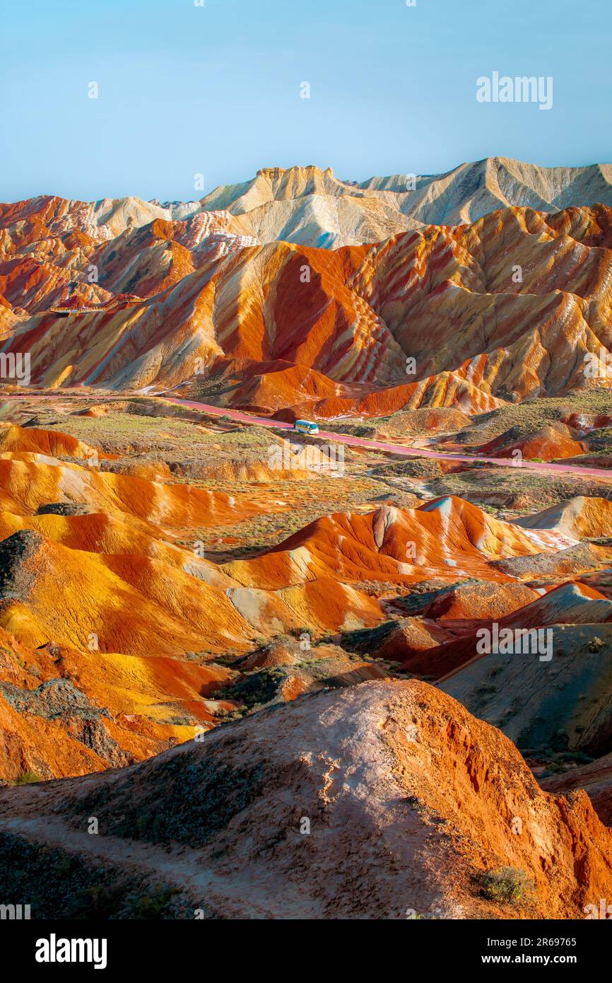 Rainbow moutain's Zhangye Danxia National Geological Park, Zhangye, Gansu - Cina. Immagine con tramonto verticale con spazio di copia per il testo Foto Stock