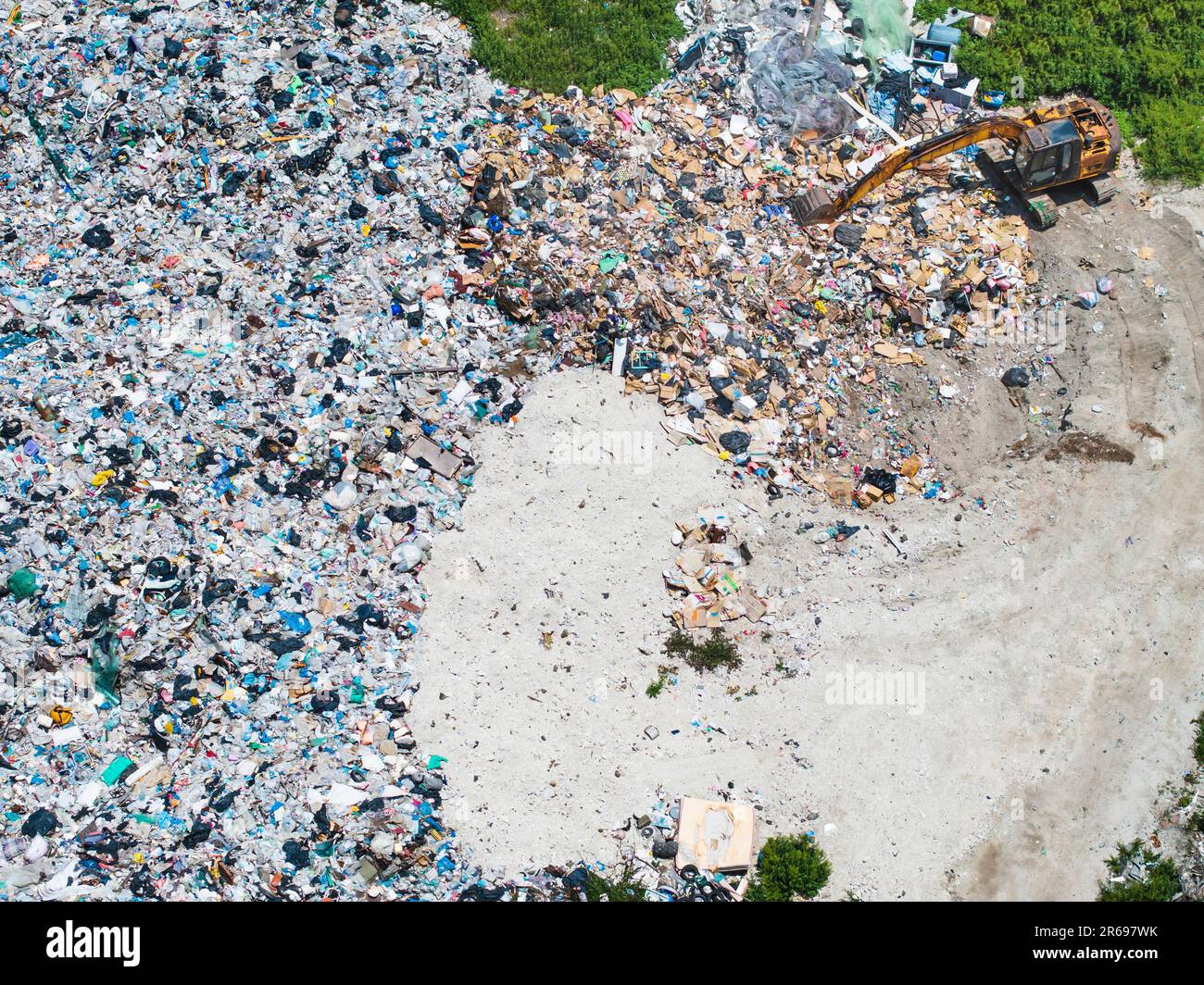 Vista aerea rifiuti di rifiuti, rifiuti domestici in discarica rifiuti pile rifiuti plastica e rifiuti vari, inquinamento ambientale . Foto Stock