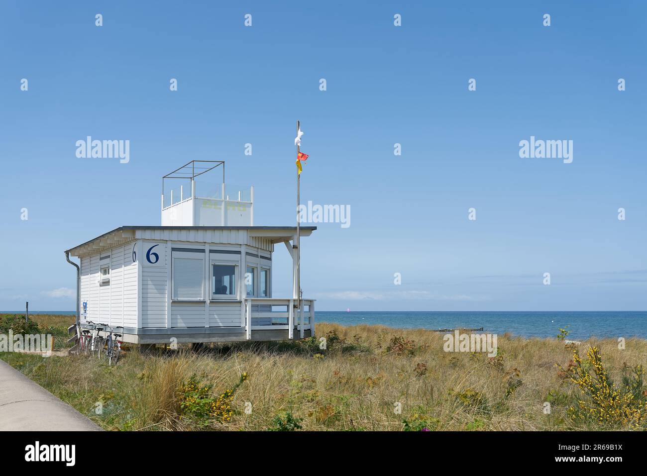 Torre di salvataggio sul lungomare sulla riva del Mar Baltico vicino a Kühlungsborn in Germania Foto Stock