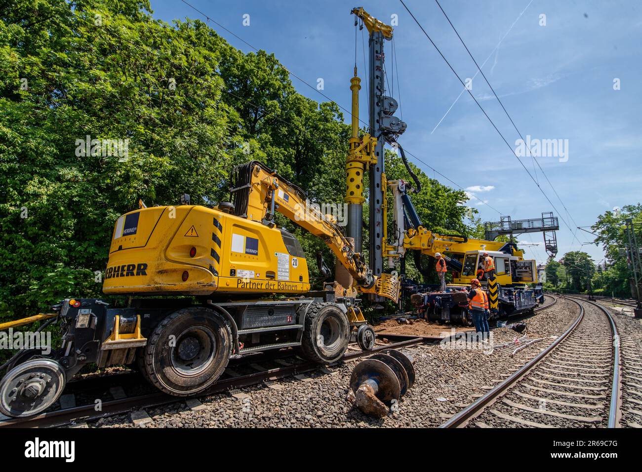 Stoccarda, Germania. 01st giugno, 2023. Sono in corso lavori di costruzione sulla linea ferroviaria tra la fermata Stuttgart-Nürnberger Straße e Sommerrain. Per la digitalizzazione del raccordo ferroviario di Stoccarda è necessario disporre migliaia di chilometri di cavi. I lavori di digitalizzazione del raccordo ferroviario di Stoccarda sono in corso. Credit: Christoph Schmidt/dpa/Alamy Live News Foto Stock
