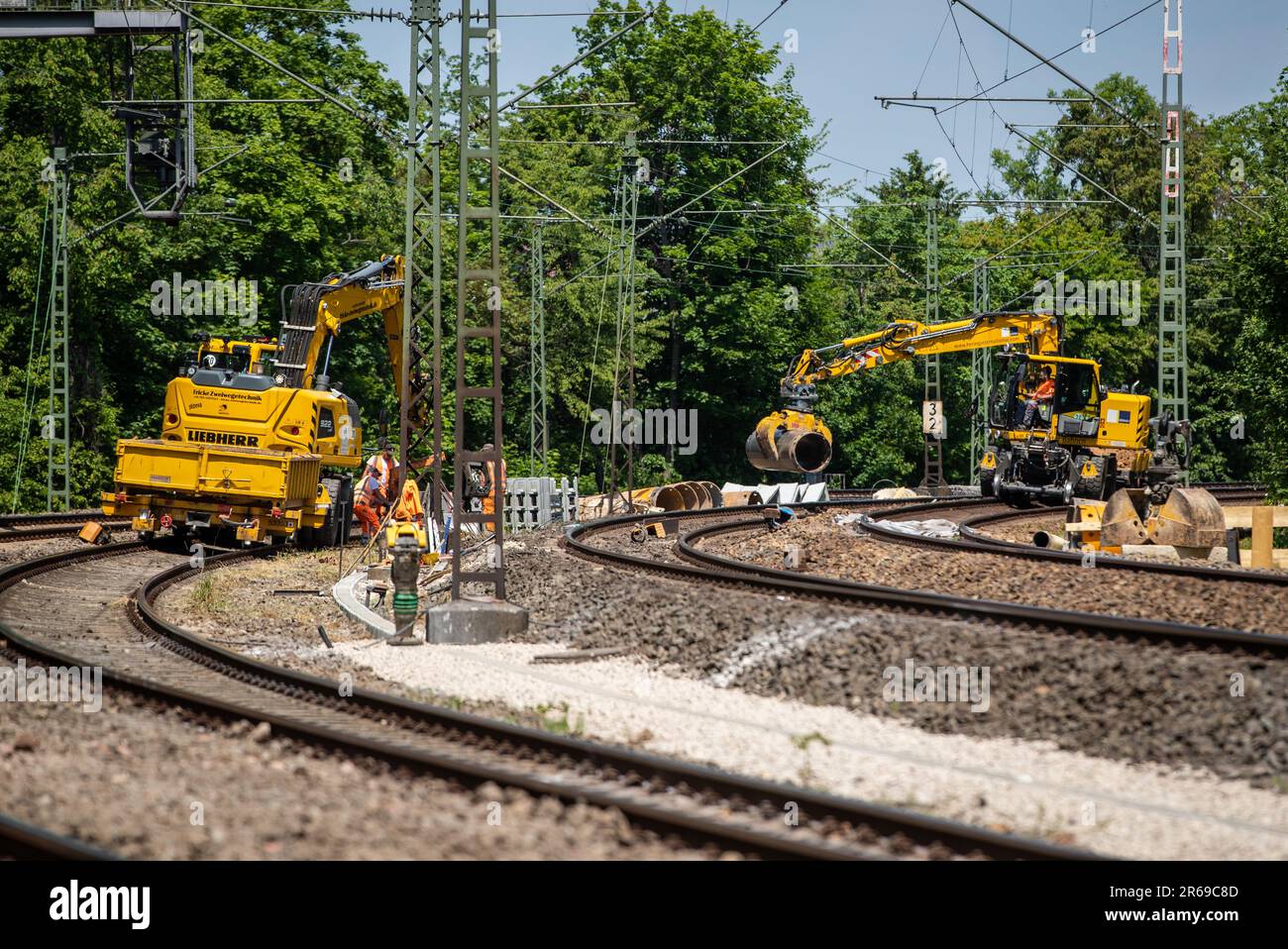 Stoccarda, Germania. 01st giugno, 2023. Sono in corso lavori di costruzione sulla linea ferroviaria tra la fermata Stuttgart-Nürnberger Straße e Sommerrain. Per la digitalizzazione del raccordo ferroviario di Stoccarda è necessario disporre migliaia di chilometri di cavi. I lavori di digitalizzazione del raccordo ferroviario di Stoccarda sono in corso. Credit: Christoph Schmidt/dpa/Alamy Live News Foto Stock