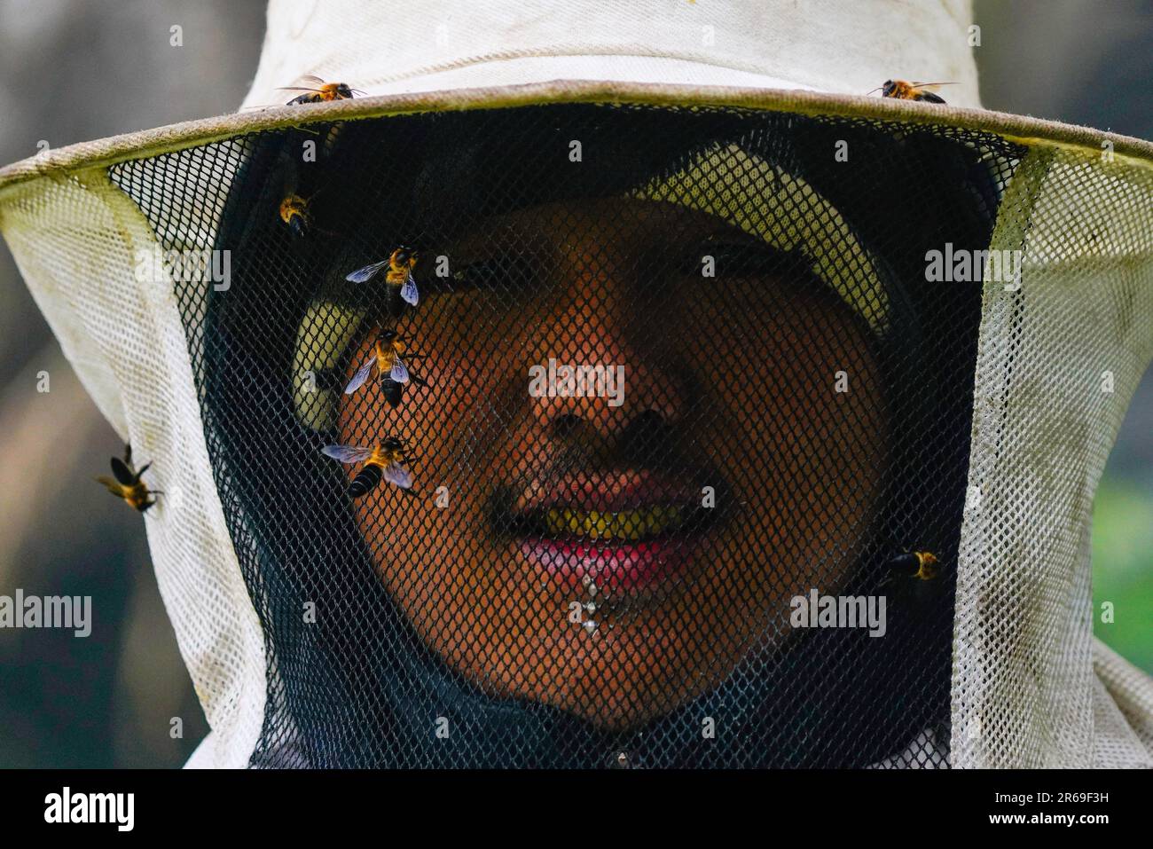 5 giugno 2023, Sindhupalchowk, Nepal: Le api selvatiche hanno visto l'attrezzatura protettiva di un cacciatore di miele durante la stagione di caccia al miele. Nelle incantevoli colline del Nepal, si sviluppa una tradizione secolare chiamata caccia al miele, mentre i coraggiosi individui si avventurano nelle insidiose scogliere in cerca del nettare dorato della natura. Con una sola corda come loro linea di vita, questi cacciatori di miele scalano grandi altezze, rischiando la loro vita per la possibilità di raccogliere nido d'ape nascosti nelle altezze. Il comune rurale di Bhotekhosi nel distretto di Sindhupalchowk serve come il loro audace parco giochi. (Credit Image: © Skanda Gautam/SOPA Images Foto Stock