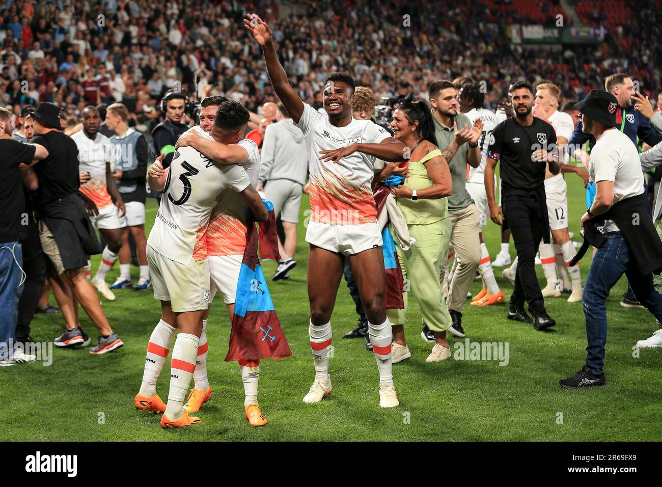 Praga, Repubblica Ceca. 07th giugno, 2023. Ben Johnson del West Ham United festeggia dopo l'incontro finale della UEFA Conference League tra Fiorentina e West Ham United all'Arena Fortuna il 7th 2023 giugno a Praga, in Cechia. (Foto di Daniel Chesterton/phcimages.com) Credit: PHC Images/Alamy Live News Foto Stock