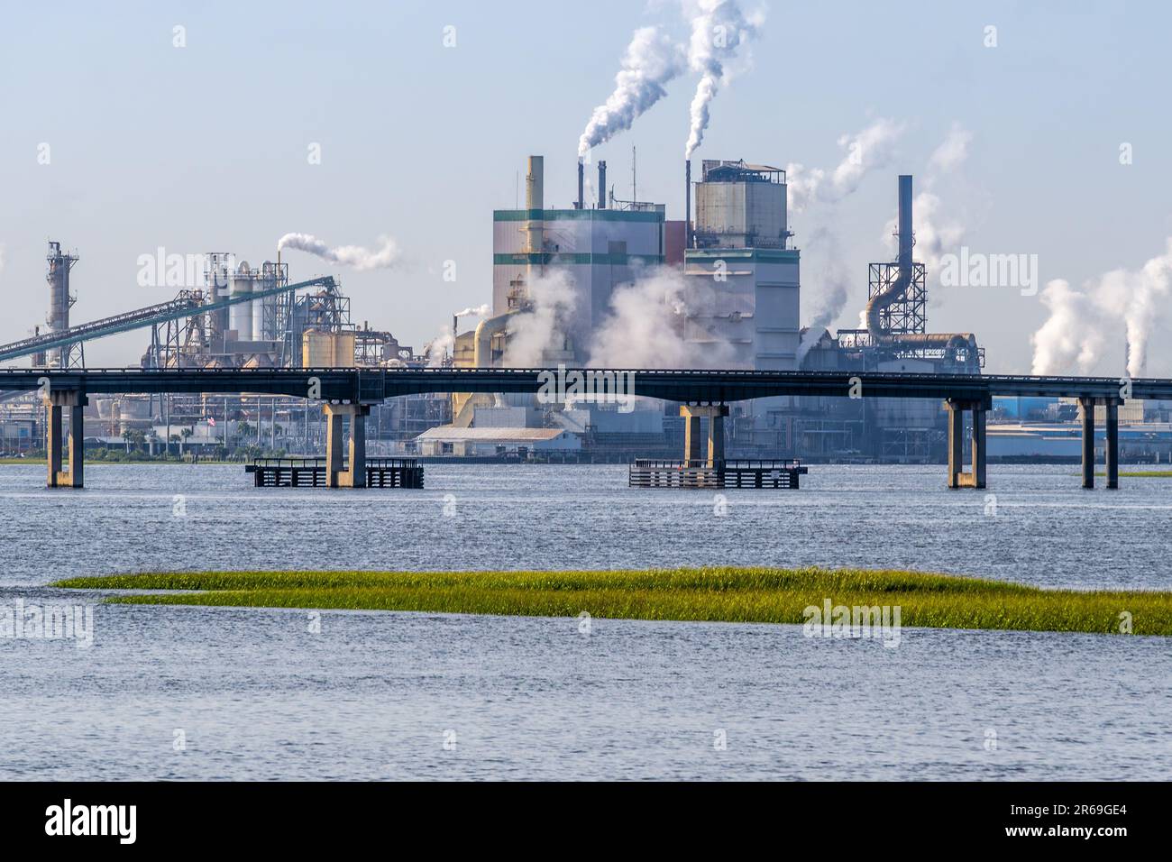 Mulino di cellulosa Brunswick della Georgia Pacific sul Turtle River a Brunswick, Georgia. (USA) Foto Stock