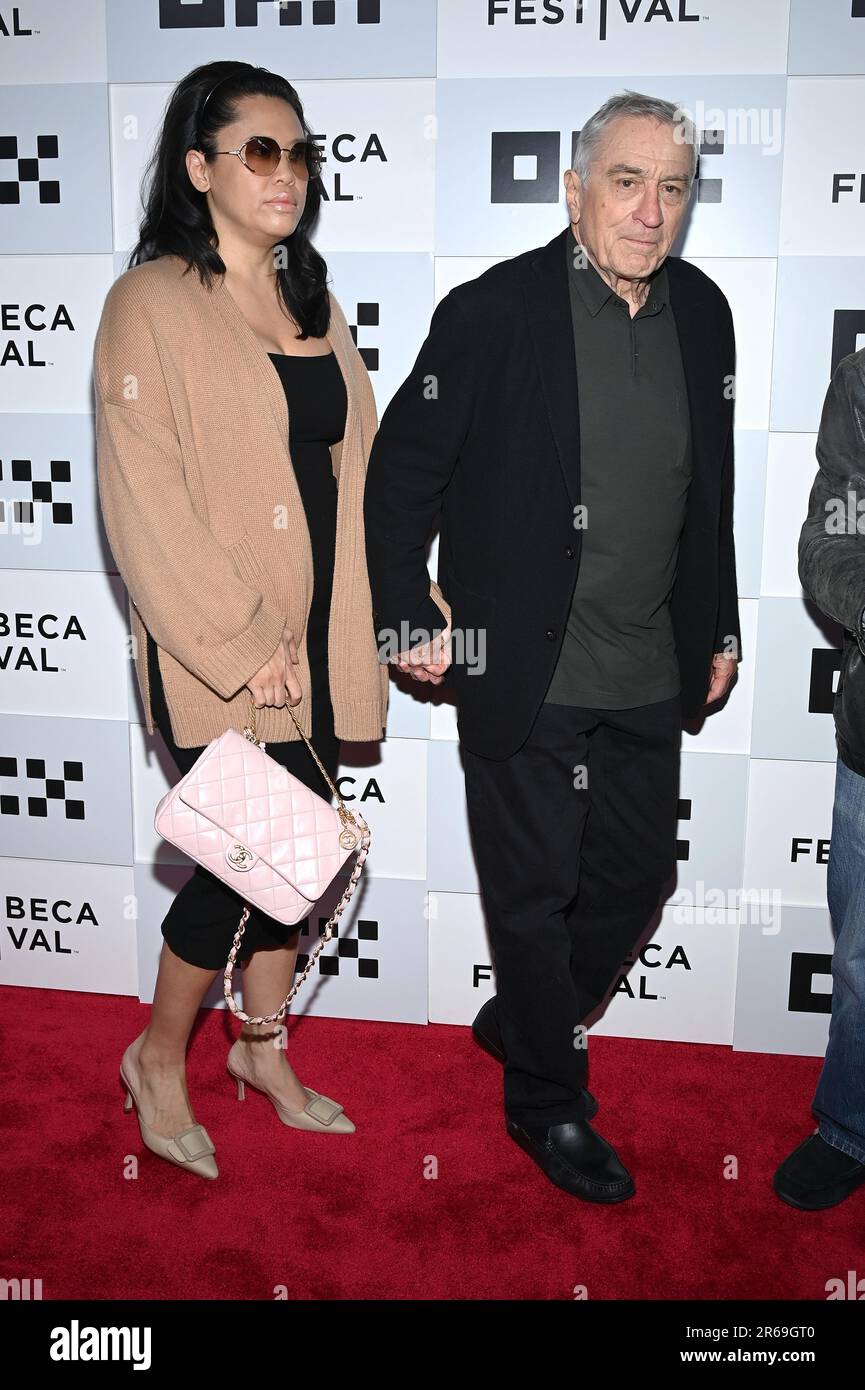 New York, Stati Uniti. 07th giugno, 2023. (L-R) Tiffany Chen e Robert De Niro assistono al documentario di apertura del Tribeca Festival "Kiss the Future", New York, NY, giugno 7 2023. (Foto di Anthony Behar/Sipa USA) Credit: Sipa USA/Alamy Live News Foto Stock