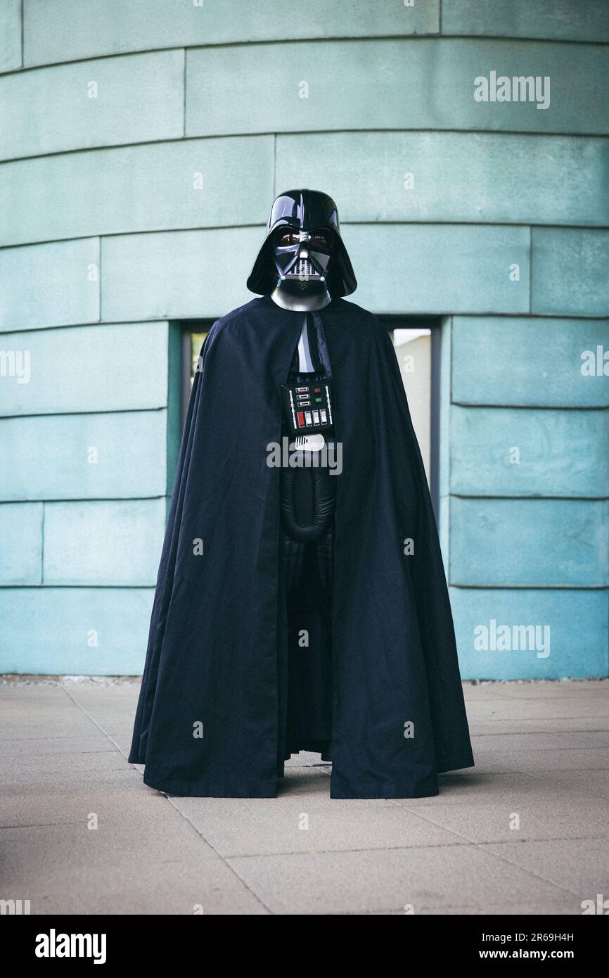 HARROGATE, REGNO UNITO - 3 GIUGNO 2023. Un ritratto di un cosplayer maschile vestito come Star Wars Sith Lord Darth Vader in un comic con britannico Foto Stock