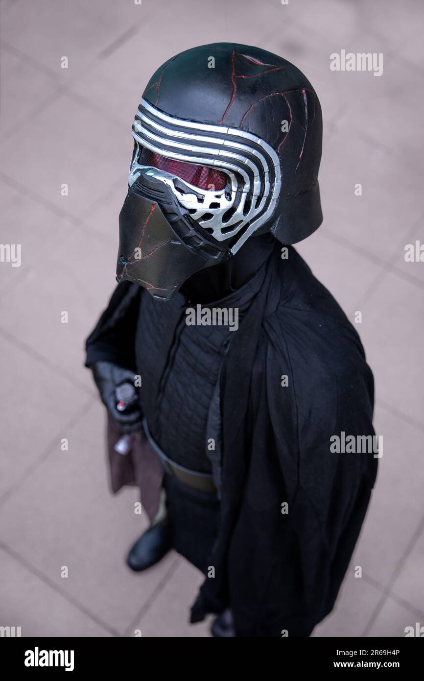 HARROGATE, REGNO UNITO - 3 GIUGNO 2023. Un ritratto di un cosplayer vestito come Star Wars Sith Lord Kylo Ren in un comic con britannico Foto Stock