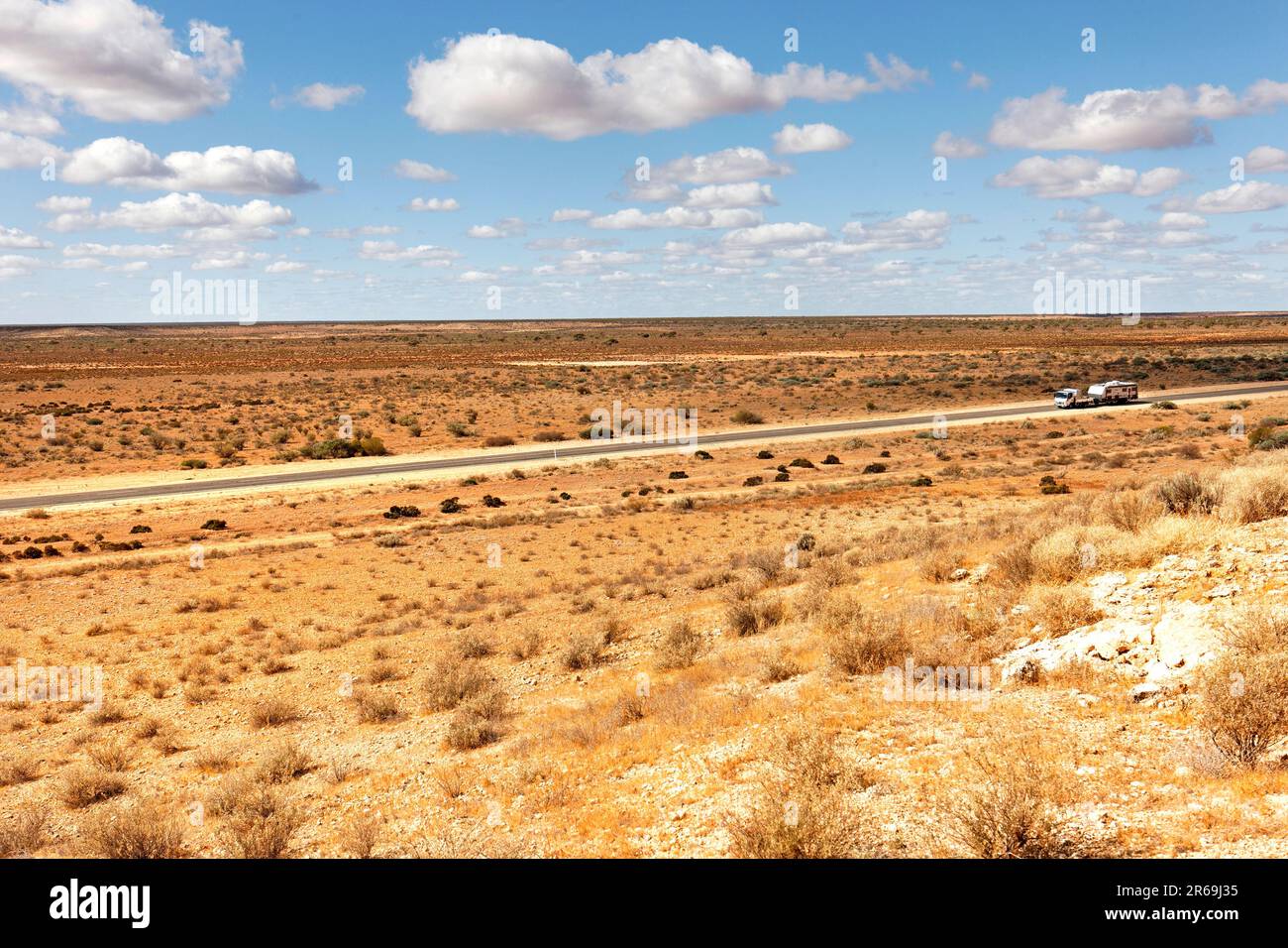 Piccolo camion che traina una roulotte sulla strada nord-ovest, Pilbara, Australia Occidentale Foto Stock