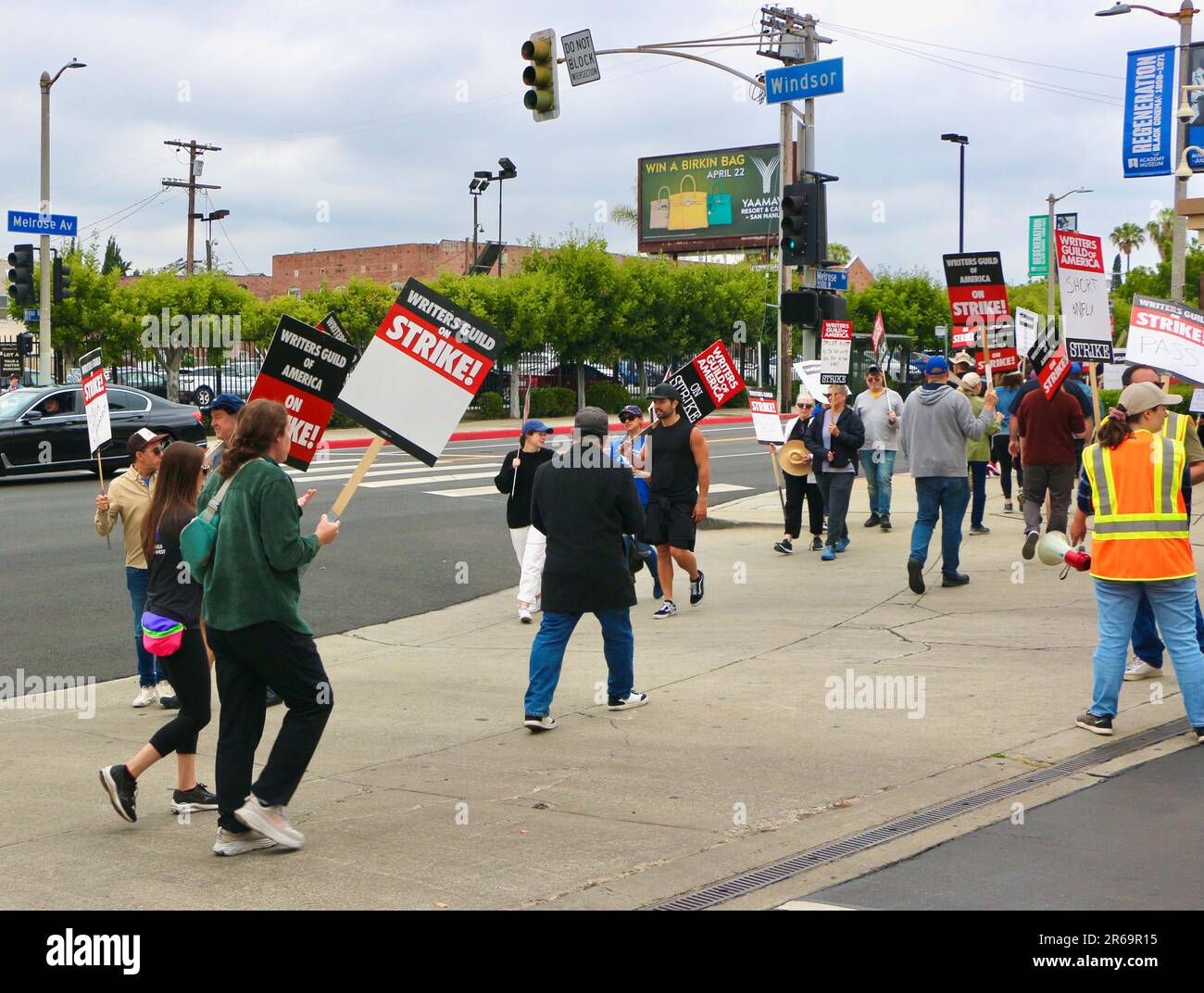 Scrittori Guild of America sceneggiatore Strichers protestare fuori Paramount Pictures Studios 5555 Melrose Avenue Hollywood Los Angeles USA 24 maggio 2023 Foto Stock