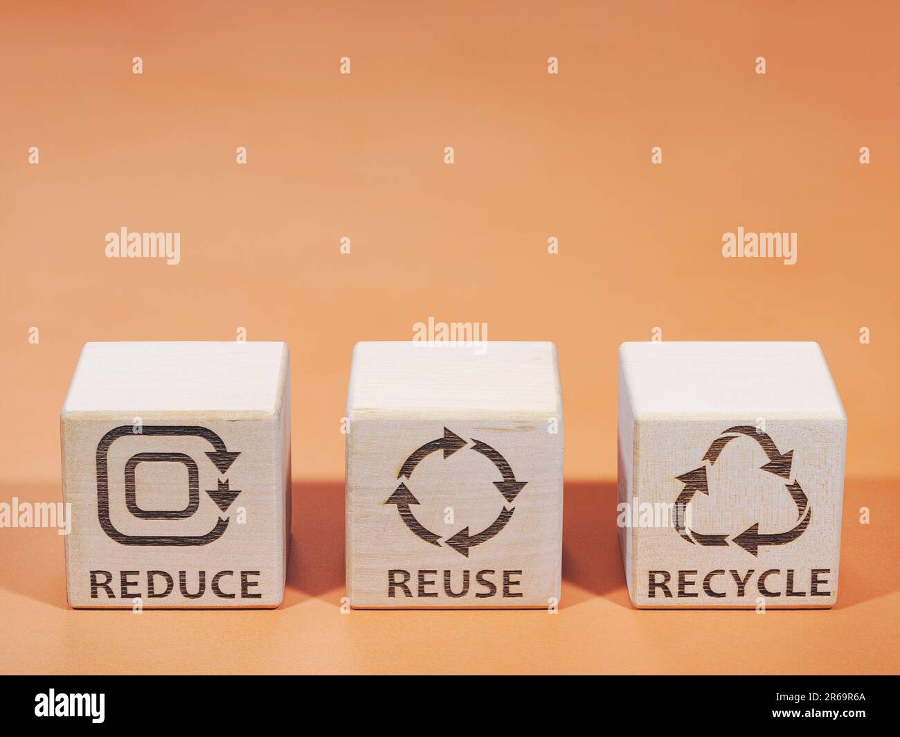 Ridurre, riutilizzare e riciclare i simboli come concetto di consumo delle risorse Foto Stock