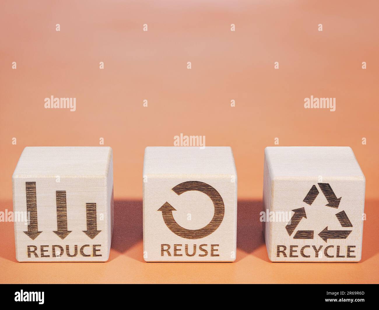 Ridurre, riutilizzare e riciclare i simboli come concetto di problemi di consumo delle risorse Foto Stock
