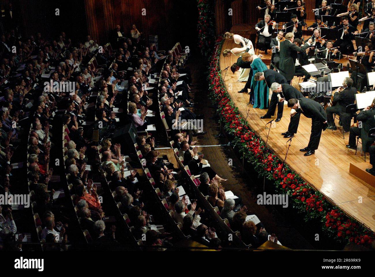 Fiona Janes, Sally-Anne Russell, Kanen Breen, John Pringle, Richard Alexander e Richard Anderson con l'Orchestra Australiana di Opera e Balletto nella Sala Concerti della Sydney Opera House per il 50th° compleanno di Opera Australia, il 11th ottobre 2006. Foto Stock