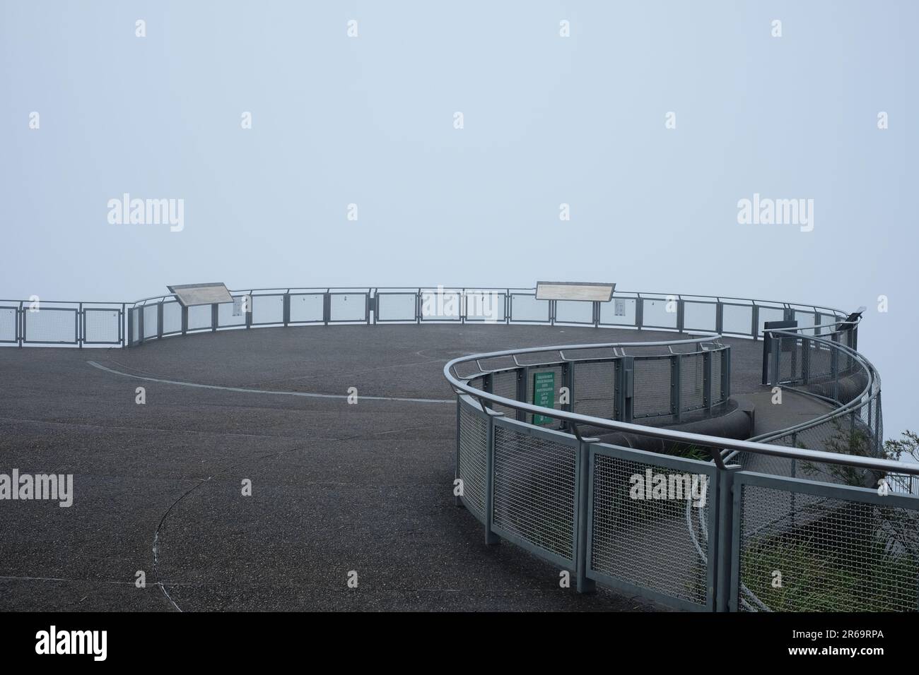 ECHO Point, le Blue Mountains osservano in una profonda nebbia bianca. Solo le ringhiere e le targhe panoramiche descrivono il paesaggio invisibile. Katoomba NSW. Foto Stock