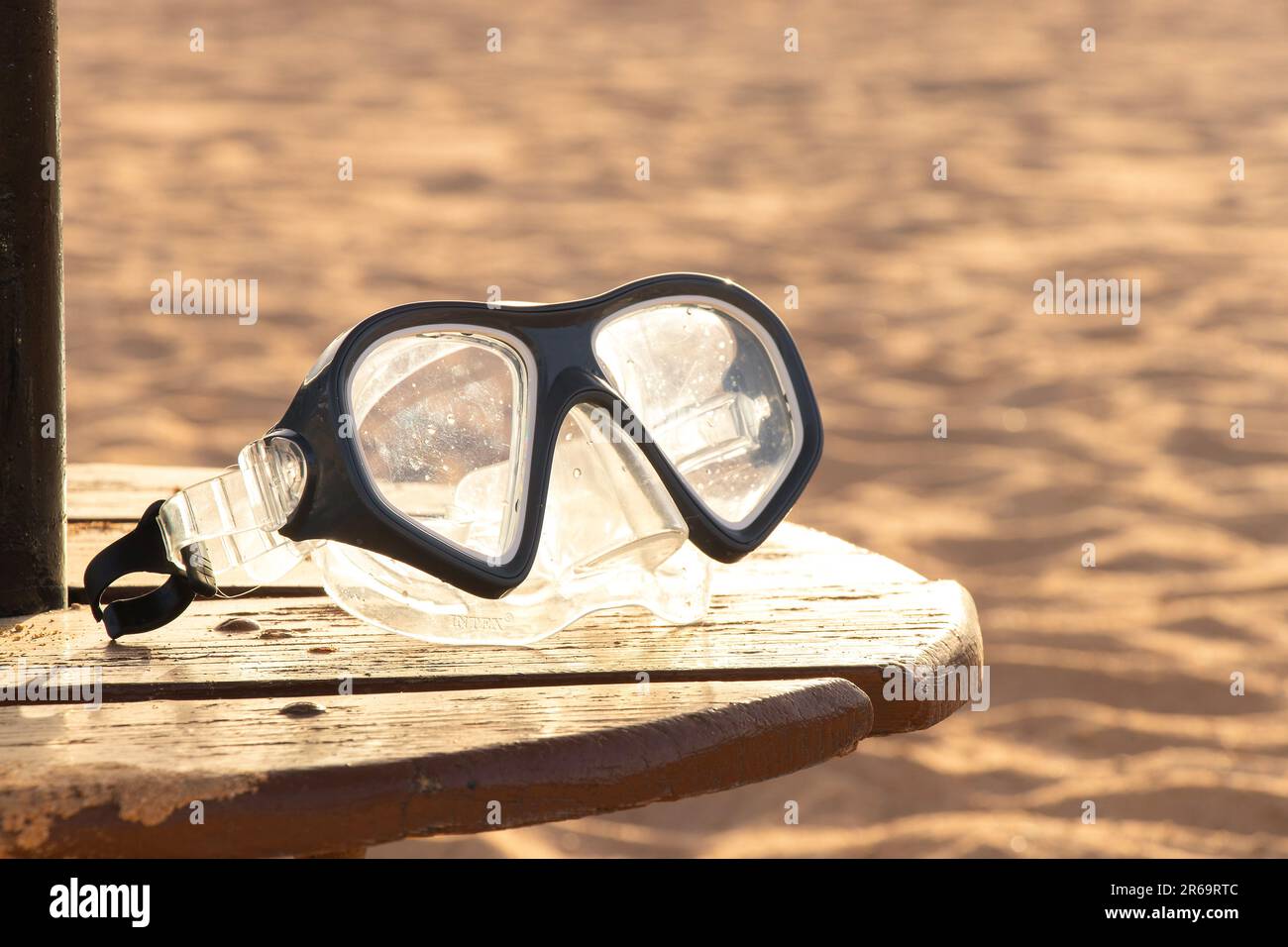 maschera per immersioni si trova sabbia in egitto vicino al sole Foto Stock