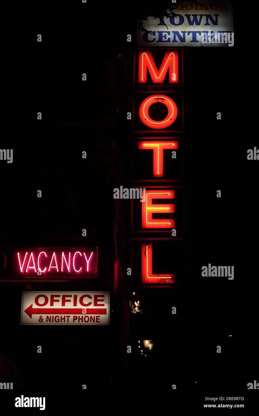 Red Neon Motel e Vacancy Sign di notte, cartello illuminato per ufficio, Katoomba, Australia Foto Stock