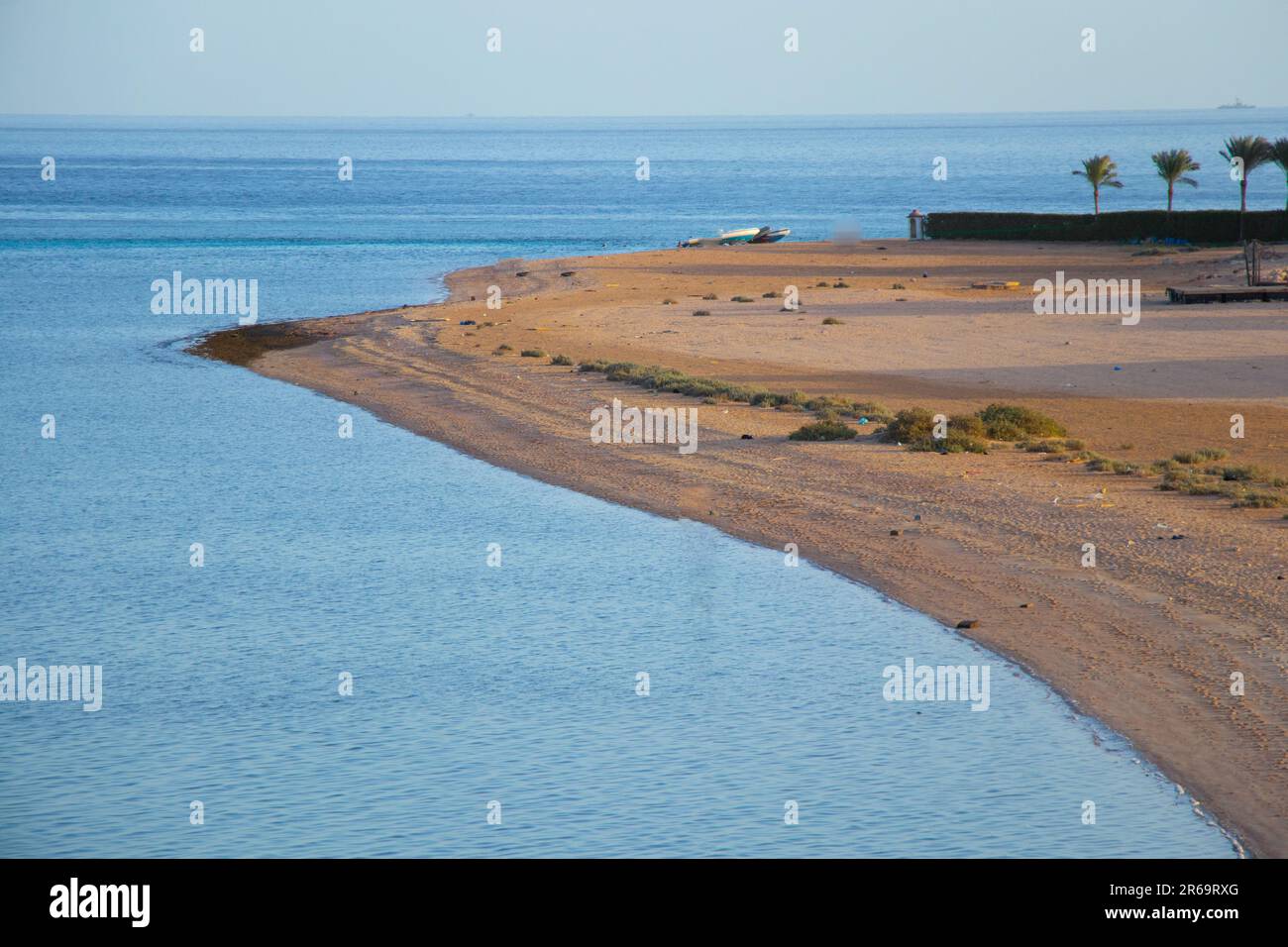Riva del Mar Rosso a Sharm El Sheikh in una giornata di sole Foto Stock