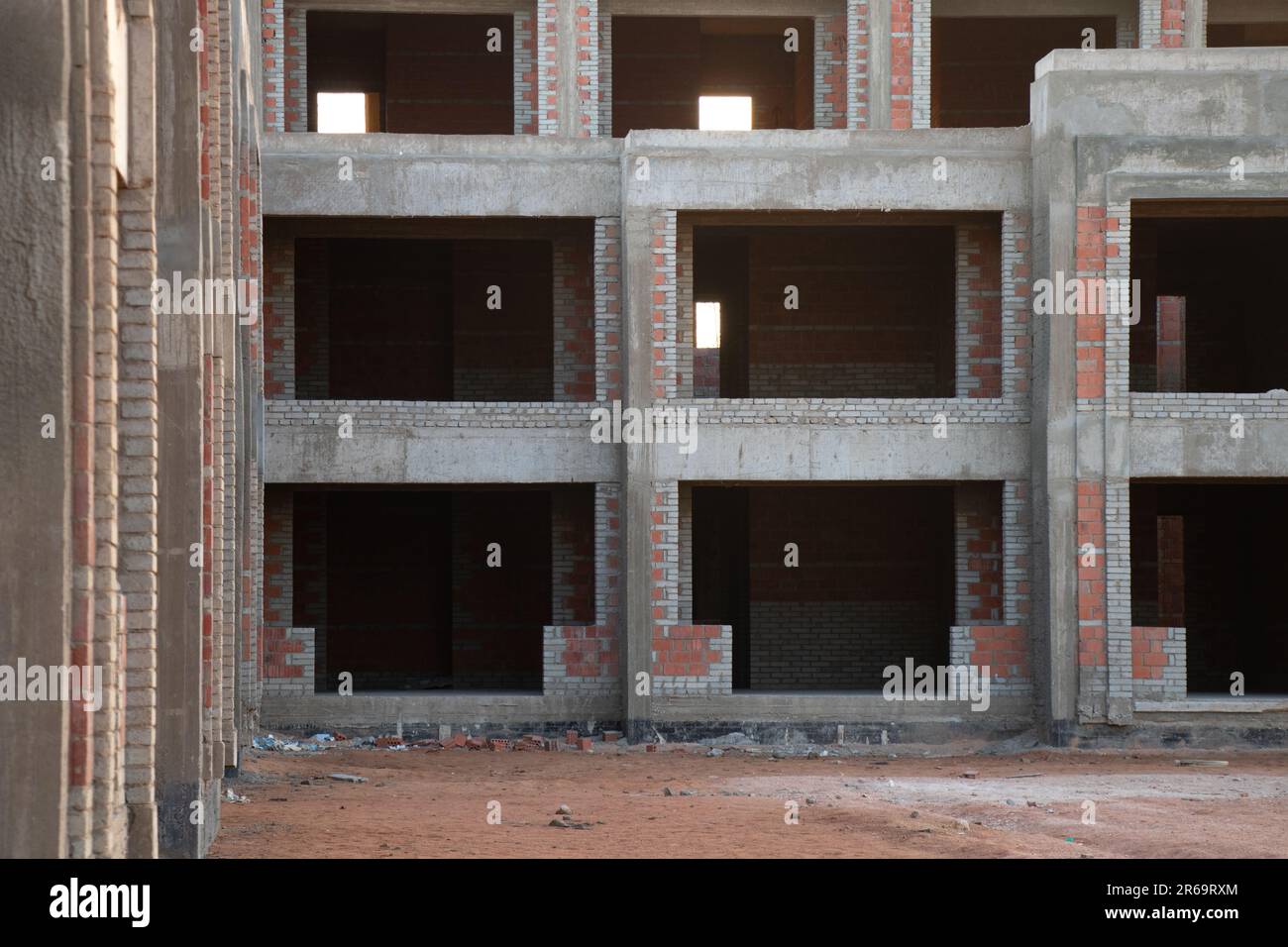 Hotel incompiuto in Egitto a Sharm El Sheikh in una giornata estiva Foto Stock