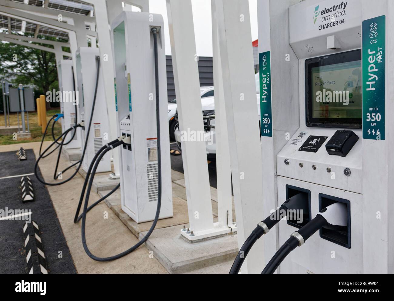 Una stazione di ricarica per veicoli elettrici a corrente continua Electrify America è inattiva mercoledì 7 giugno 2023 presso il National Corvette Museum di Bowling Green, Warren County, Kentucky, USA. Affiliata del gruppo Volkswagen of America, Electrify America è stata fondata nel 2016 e attualmente gestisce una rete di oltre 788 punti di ricarica per veicoli elettrici negli Stati Uniti, di cui quattro nello stato del Kentucky. (Apex MediaWire Foto di Billy Suratt) Foto Stock
