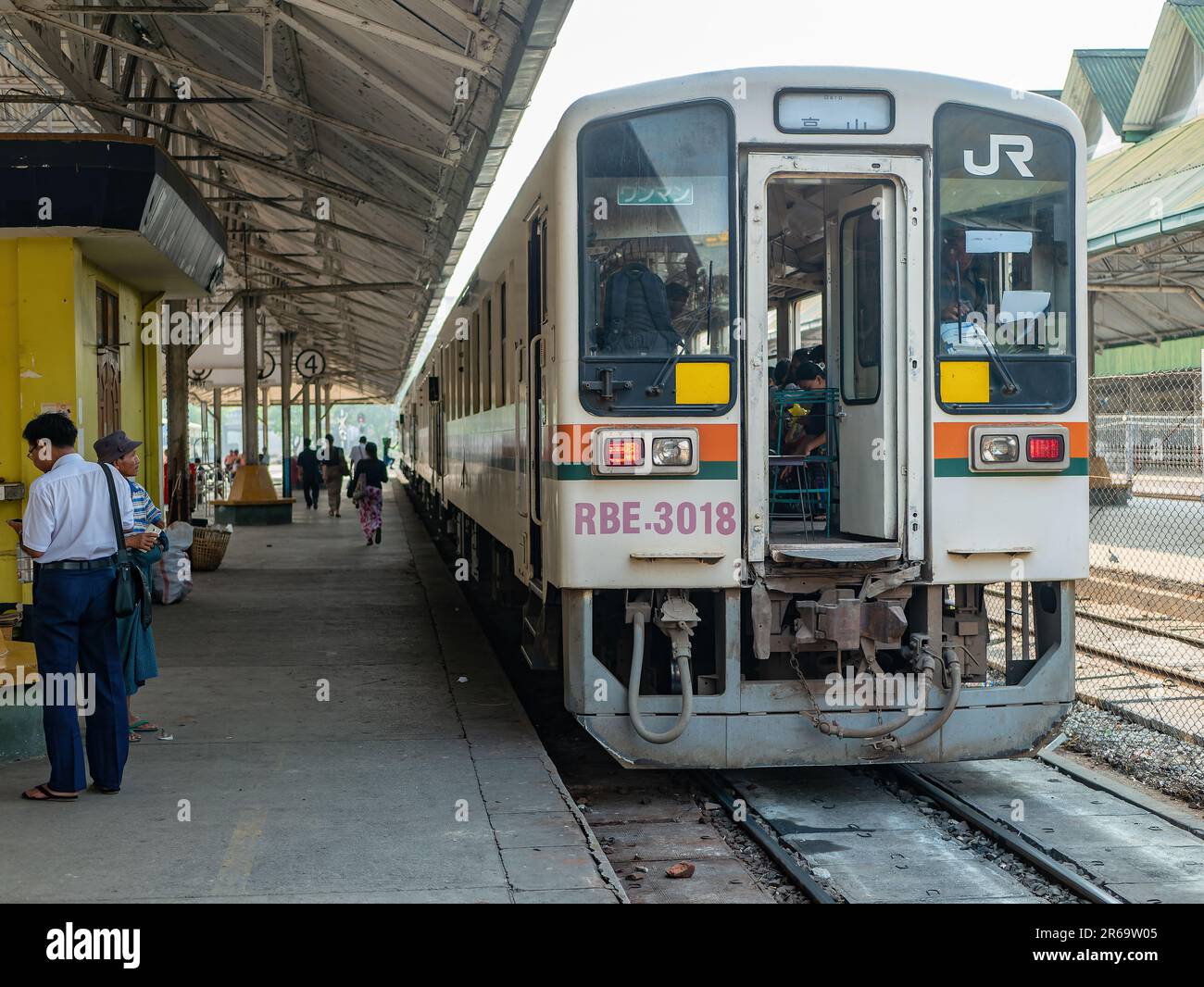 Treno pendolari in attesa di partenza a Yangon Central, la stazione ferroviaria principale a Yangon, Myanmar. Il treno è acquisito di seconda mano dal Giappone, e. Foto Stock