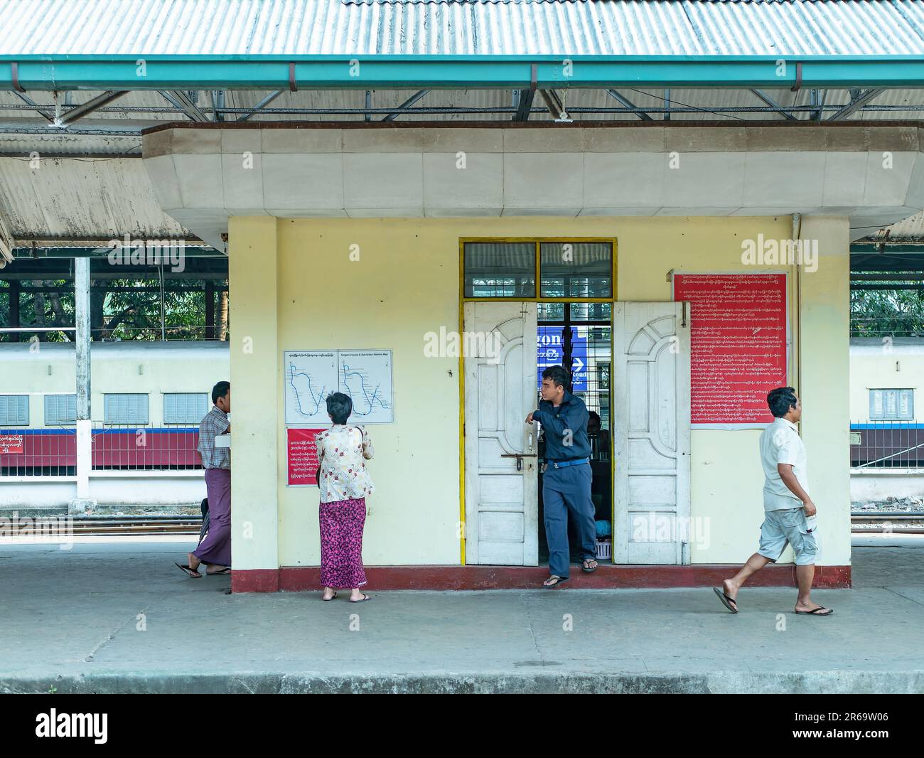 Ufficio della piattaforma a Yangon Central, la stazione ferroviaria principale a Yangon, Myanmar. Foto Stock Ufficio della piattaforma a Yangon Central, la stazione ferroviaria principale a Yangon, Myanmar. Foto Stock