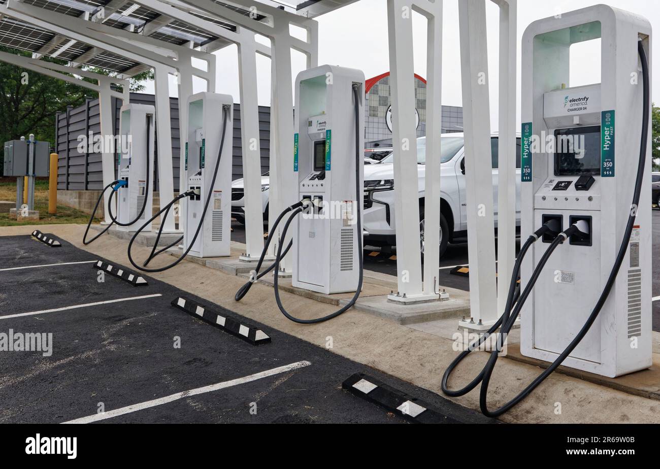 Una stazione di ricarica per veicoli elettrici a corrente continua Electrify America è inattiva mercoledì 7 giugno 2023 presso il National Corvette Museum di Bowling Green, Warren County, Kentucky, USA. Affiliata del gruppo Volkswagen of America, Electrify America è stata fondata nel 2016 e attualmente gestisce una rete di oltre 788 punti di ricarica per veicoli elettrici negli Stati Uniti, di cui quattro nello stato del Kentucky. (Apex MediaWire Foto di Billy Suratt) Foto Stock