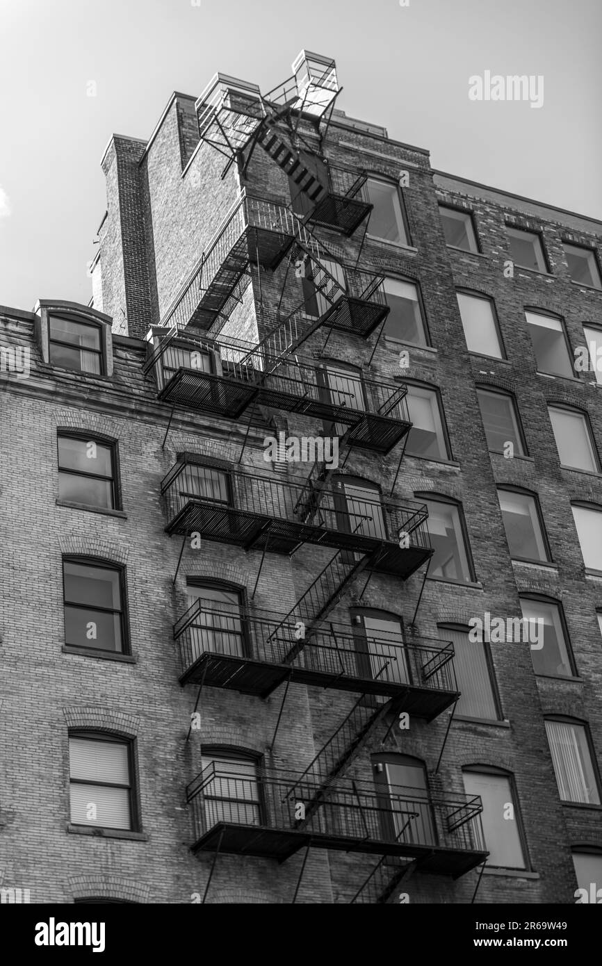 Foto in bianco e nero dell'esterno di un edificio di Montreal con fuga dal fuoco Foto Stock