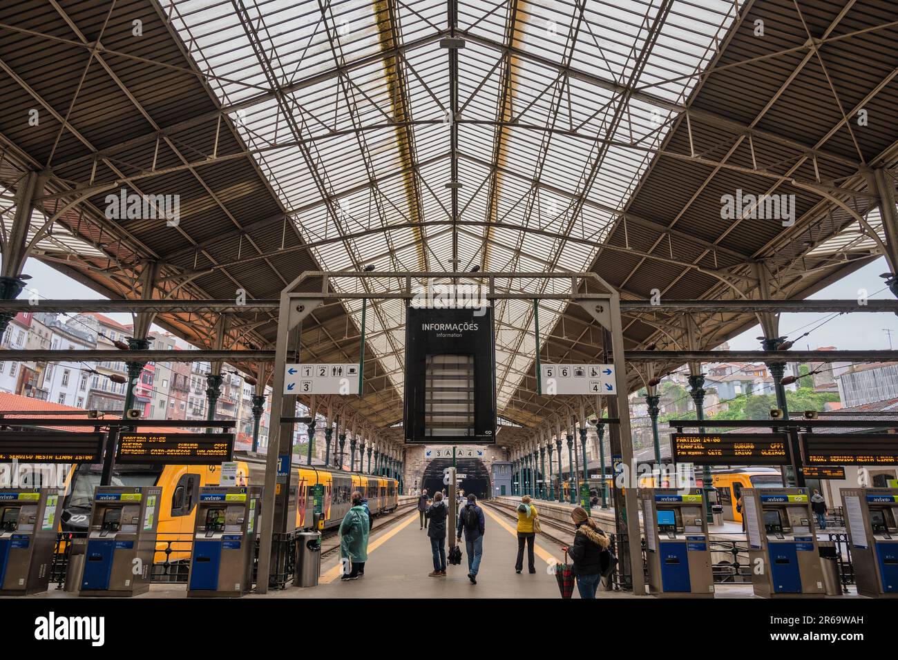 Porto, Portogallo - 8 aprile 2019: All'interno della stazione di Sao Bento con molti turisti Foto Stock