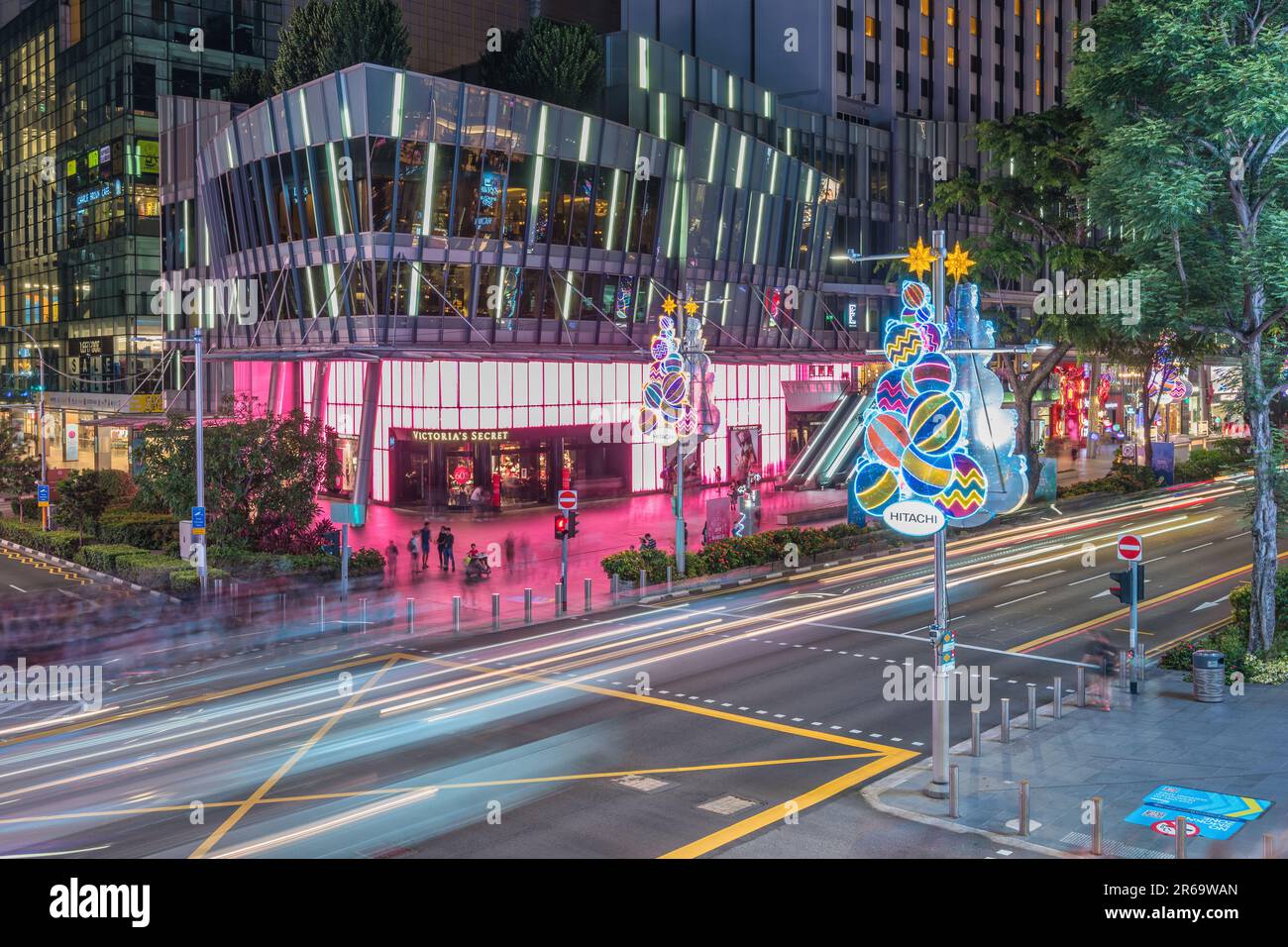 Orchard Road, Singapore - 29 Dicembre 2019: Skyline notturno della citta' di Natale e Capodanno con centro commerciale Foto Stock