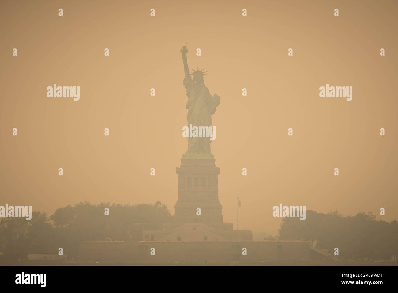 New York, New York, Stati Uniti. 7th giugno, 2023. La Statua della libertà  si avvolse nel fumo dei fuochi d'incendio canadesi a New York. Il Nord-est  degli Stati Uniti, compresa New York