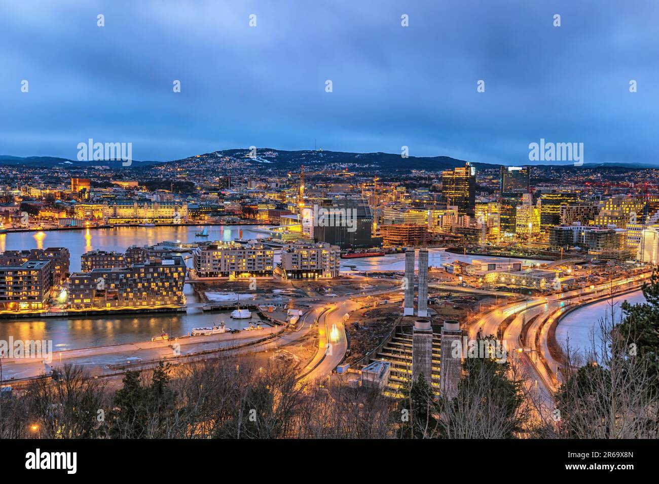 Oslo NORVEGIA, notte dello skyline della città al quartiere degli affari e il progetto di codice a barre Foto Stock