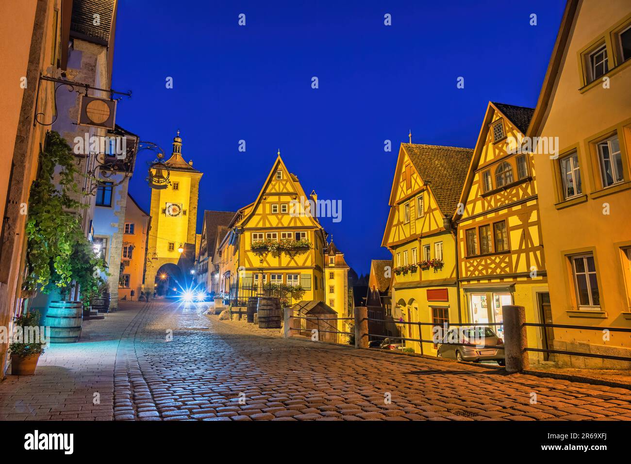 Rothenburg ob der Tauber Germania, skyline notturno della città di Plonlein sulla strada Romantica della Germania Foto Stock