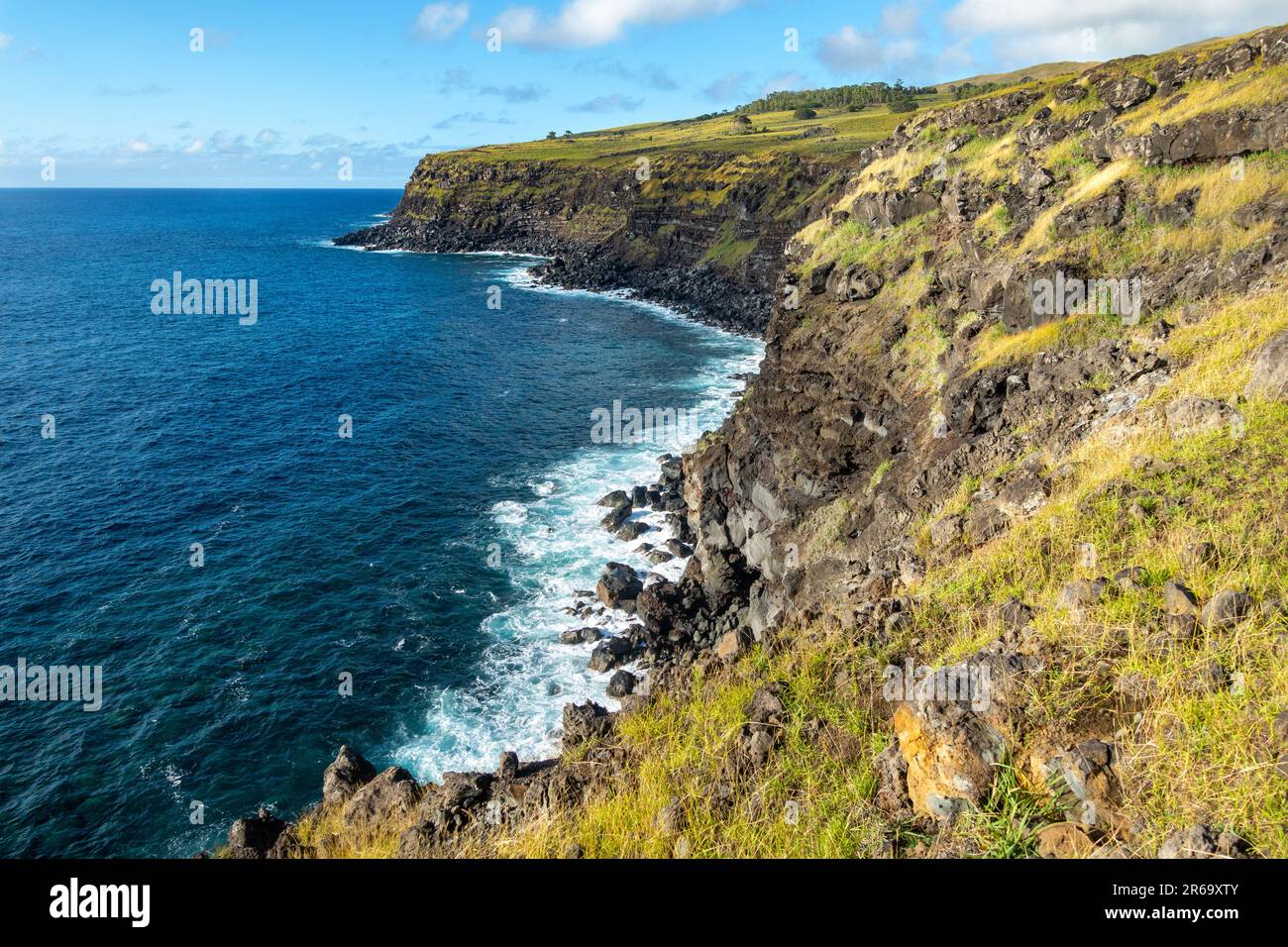 Scogliere vulcaniche e Rugged South Pacific Ocean Coast Panorama. Escursioni Scenic Easter Island, Chile West Coast, tropicale Polinesia Paesaggio Foto Stock