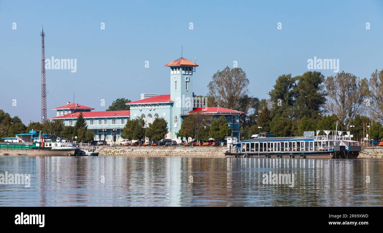 Vista sul porto di Giurgiu in una giornata di sole con edifici amministrativi sulla costa del Danubio. Romania Foto Stock