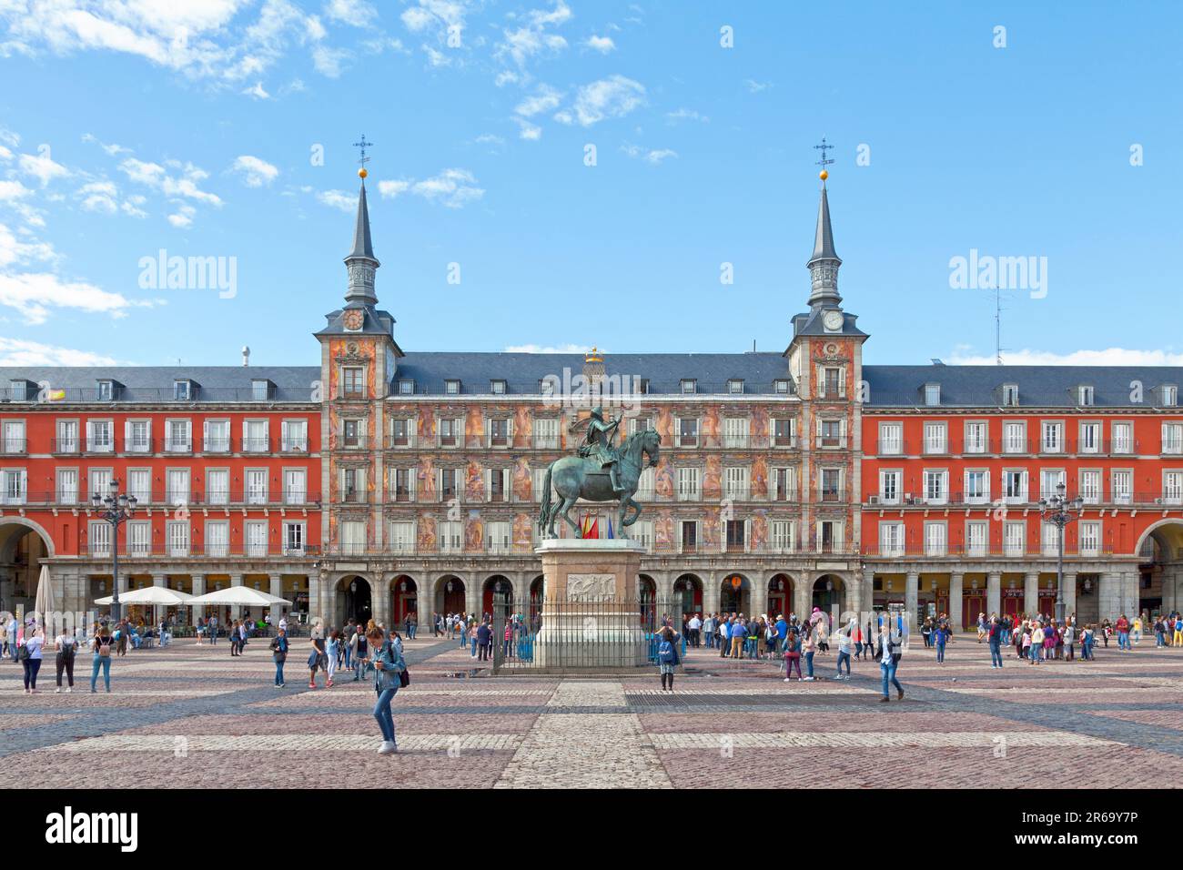 Madrid, Spagna - Giugno 06 2018: Plaza Mayor (in inglese: Piazza principale) è uno dei principali spazi pubblici nel cuore della capitale spagnola. Era una volta il cen Foto Stock