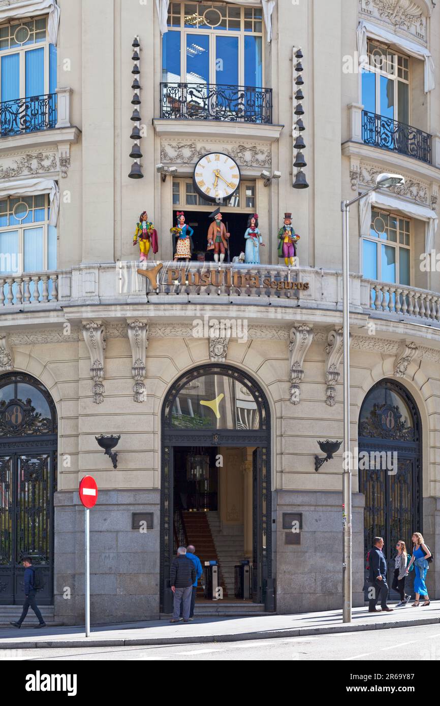 Madrid, Spagna - Giugno 06 2018: Il carillon dell'edificio Plus Ultra Insurance composto da 18 campane e 5 figure mobili e rilevanti della Goyesca Foto Stock
