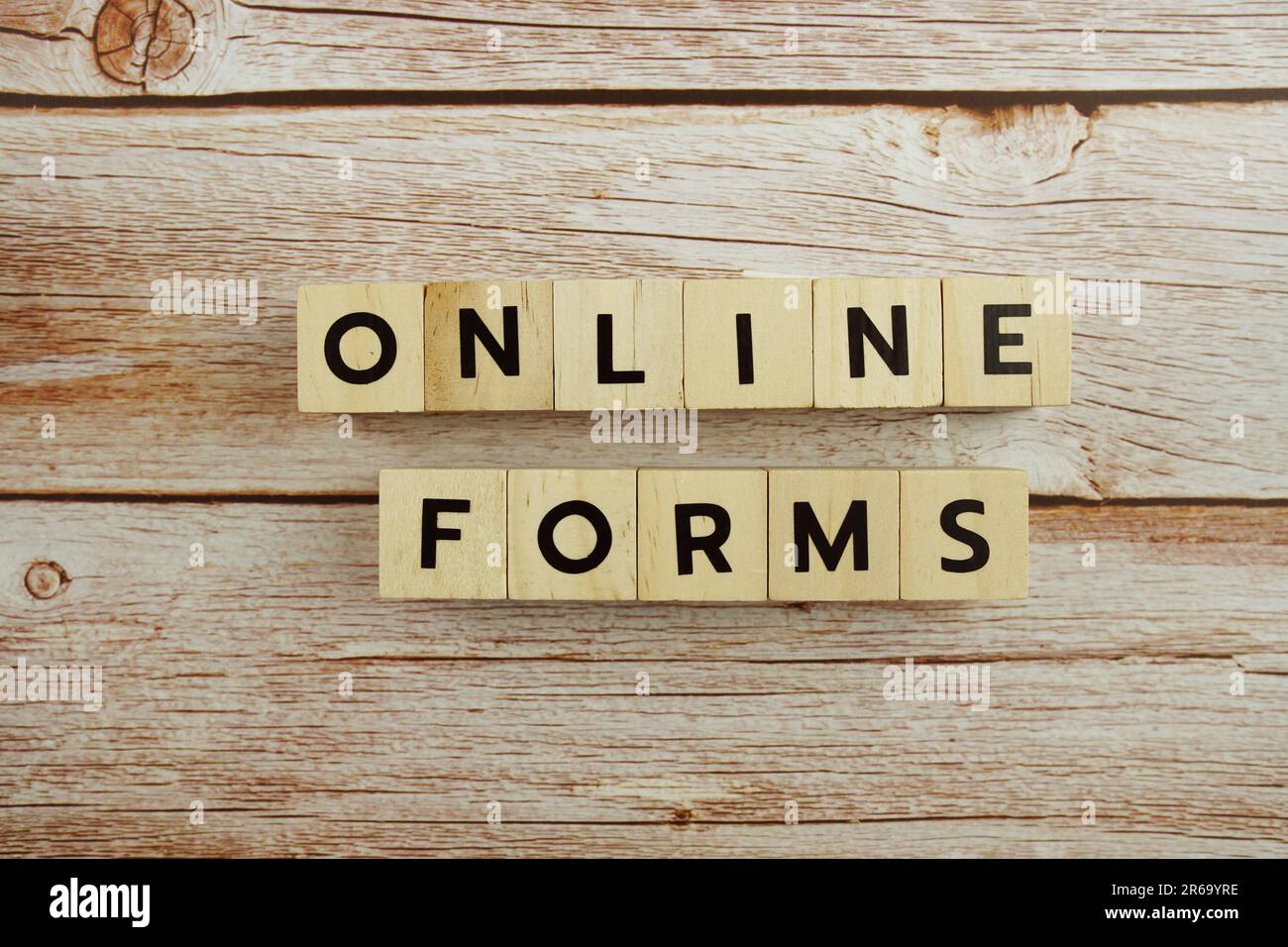 Moduli online lettere alfabetiche di parole su sfondo di legno Foto Stock
