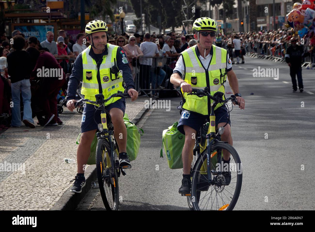 Poliziotti sulla città di Bikes Funchal, Madeira, Portogallo Foto Stock