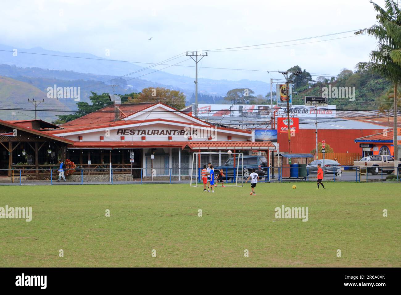 3 2023 marzo - Orosi in Costa Rica: Calcio bambini giocare nel centro del villaggio Foto Stock