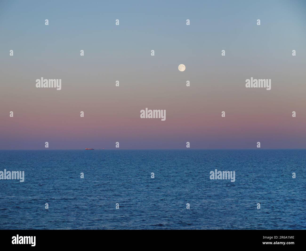 Notte di luna piena nel Mar Baltico, sole di mezzanotte d'estate, colore pastello, crociera, crepuscolo, nessuna oscurità, mare, carta da parati natura, zona circolare artica Foto Stock