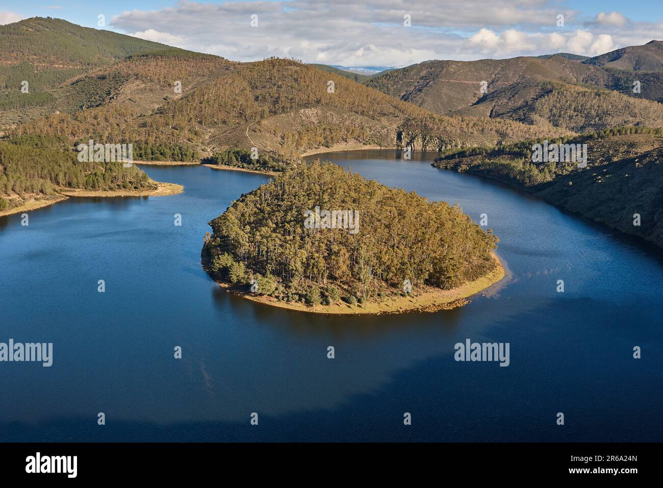 Melero meandro montagna e paesaggio fluviale in Estremadura, Spagna Foto Stock