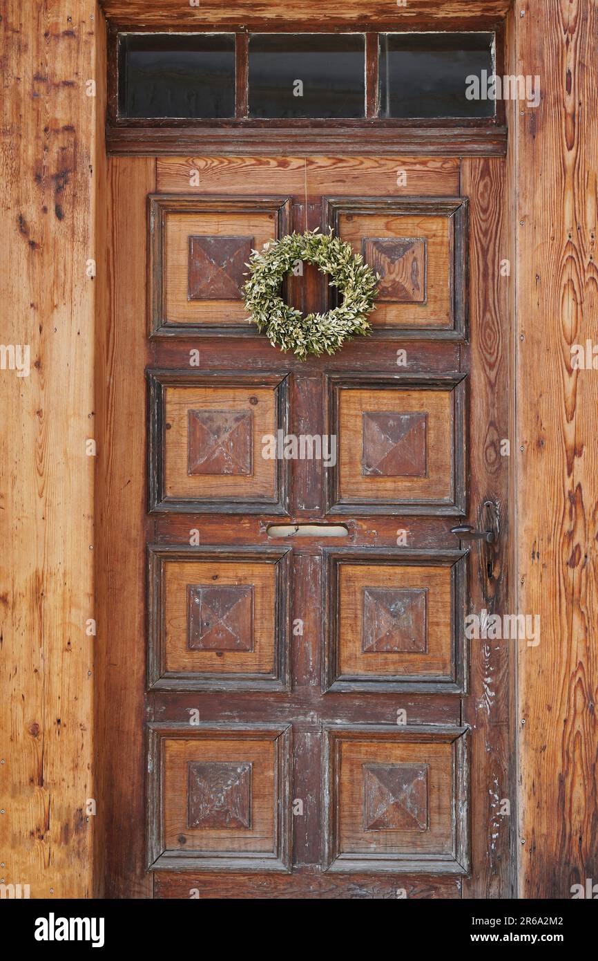 Vecchia malandata in legno porta anteriore con porta liscia corona Foto Stock
